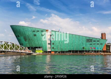 Amsterdam, Paesi Bassi - 7 luglio 2014: Il Museo della Scienza di Nemo sul lungomare e situato nel quartiere di Oosterdokseiland. Progettato da Renzo Foto Stock