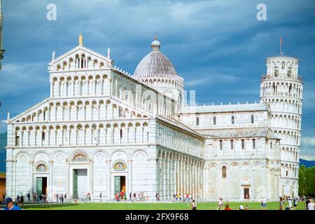 PISA - 4 agosto 2020: Paesaggio con Torre Pendente e Cattedrale di Pisa a Pisa, Italia. Foto Stock