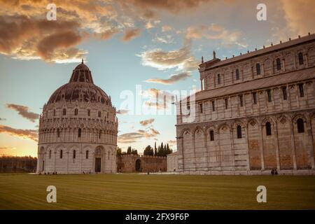 PISA - 4 agosto 2020: Paesaggio con Battistero di San Giovanni e Cattedrale di Pisa a Pisa, Italia. Foto Stock