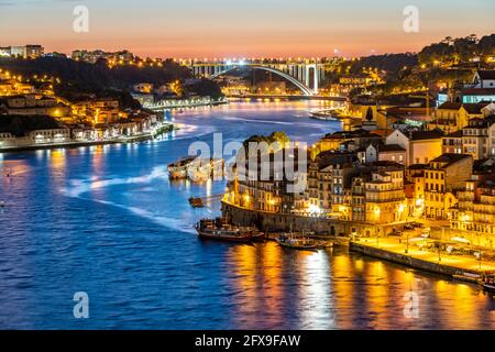 Blick über den Fluss Douro auf die Altstadt von Porto und Vila Nova de Gaia in der Abenddämmerung, Portugal, Europa | Vista sul fiume Douro a hist Foto Stock