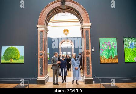 La Duchessa di Cornovaglia (centro) vede opere dell'artista David Hockney insieme al presidente della RAA Rebecca Salter e Axel Ruger, segretario e direttore generale della Royal Academy of Arts, durante una visita alla Royal Academy of Arts di Londra per celebrare la riapertura della galleria in seguito al rilassamento delle restrizioni del coronavirus. Data immagine: Mercoledì 26 maggio 2021. Foto Stock