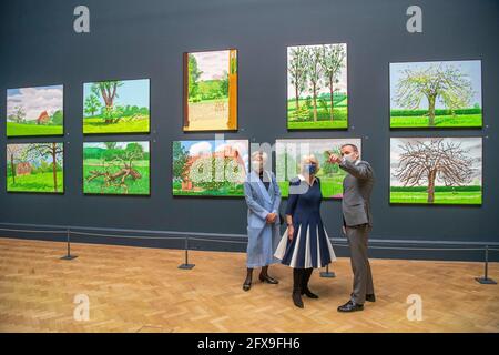 La Duchessa di Cornovaglia (centro) vede opere dell'artista David Hockney insieme al presidente della RAA Rebecca Salter e Axel Ruger, segretario e direttore generale della Royal Academy of Arts, durante una visita alla Royal Academy of Arts di Londra per celebrare la riapertura della galleria in seguito al rilassamento delle restrizioni del coronavirus. Data immagine: Mercoledì 26 maggio 2021. Foto Stock