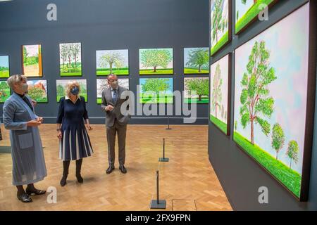 La Duchessa di Cornovaglia (centro) vede opere dell'artista David Hockney insieme al presidente della RAA Rebecca Salter e Axel Ruger, segretario e direttore generale della Royal Academy of Arts, durante una visita alla Royal Academy of Arts di Londra per celebrare la riapertura della galleria in seguito al rilassamento delle restrizioni del coronavirus. Data immagine: Mercoledì 26 maggio 2021. Foto Stock