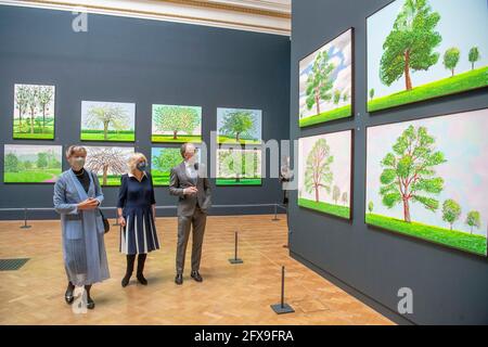 La Duchessa di Cornovaglia (centro) vede opere dell'artista David Hockney insieme al presidente della RAA Rebecca Salter e Axel Ruger, segretario e direttore generale della Royal Academy of Arts, durante una visita alla Royal Academy of Arts di Londra per celebrare la riapertura della galleria in seguito al rilassamento delle restrizioni del coronavirus. Data immagine: Mercoledì 26 maggio 2021. Foto Stock