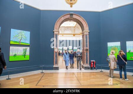 La Duchessa di Cornovaglia (centro) vede opere dell'artista David Hockney insieme al presidente della RAA Rebecca Salter e Axel Ruger, segretario e direttore generale della Royal Academy of Arts, durante una visita alla Royal Academy of Arts di Londra per celebrare la riapertura della galleria in seguito al rilassamento delle restrizioni del coronavirus. Data immagine: Mercoledì 26 maggio 2021. Foto Stock