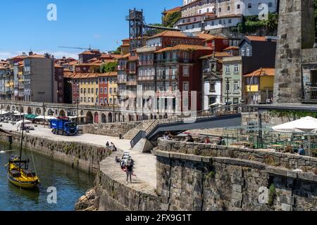 Douro Promenade Cais de Ribeira in der Altstadt von Porto, Portugal, Europa | Cais de Ribeira Douro passeggiata sul fiume nel centro storico di Por Foto Stock