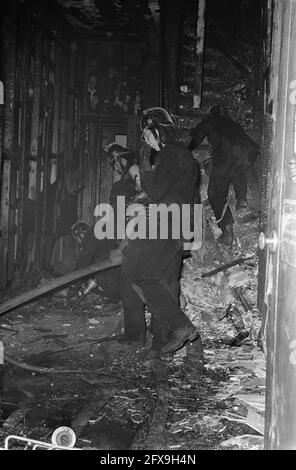 Incendio nel Consolato tedesco, Lairessestraat Amsterdam. Vigili del fuoco con maschere a gas in interni bruciati, 9 febbraio 1970, CONSOLATI, incendi, Vigili del fuoco, Paesi Bassi, foto agenzia stampa del XX secolo, notizie da ricordare, documentario, fotografia storica 1945-1990, storie visive, Storia umana del XX secolo, che cattura momenti nel tempo Foto Stock