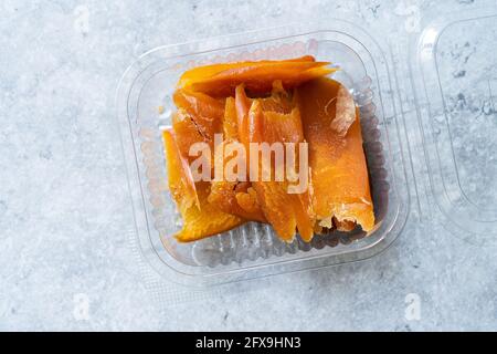 Bottarga secca e sbucciata Roe di Pesce di Mullet. Cibo sardo in scatola di plastica. Pronto a mangiare. Foto Stock