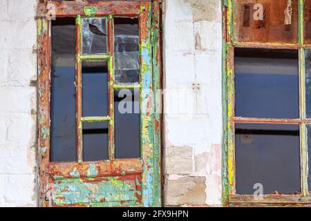 Rotto porta di legno e finestra di casa abbandonata Foto Stock