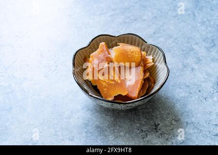 Bottarga secca e sbucciata Roe di Pesce di Mullet. Cucina sarda. Pronto a mangiare. Foto Stock