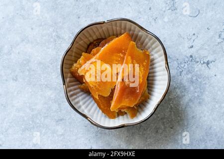 Bottarga secca e sbucciata Roe di Pesce di Mullet. Cucina sarda. Pronto a mangiare. Foto Stock