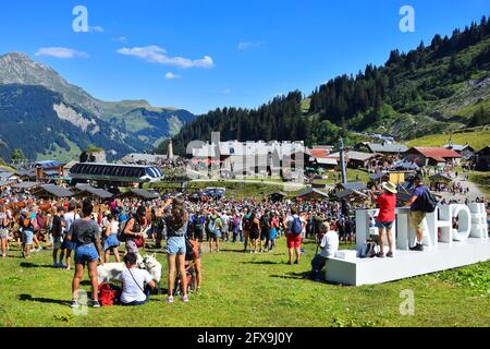 Chatel, Francia - 18 agosto 2019. Folla di persone al festival estivo di campagna a Chatel , Alpi francesi, Portes du Soleil, regione dell'alta Savoia, Francia Foto Stock