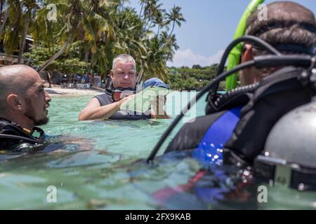 Panglao, Filippine - 29 aprile 2021: Subacqueo in acque confinate insegnare, studiare, valutare le competenze Foto Stock