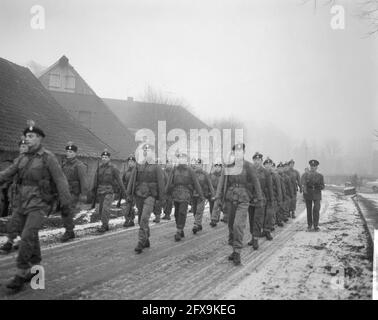 Soldati britannici che marciavano da Osnabruck al gancio d'Olanda, all'attraversamento della linea gli uomini furono dati una torta di curry lunga 1.5 metri, alla quale, 29 gennaio 1964, MANSCAPES, MILITARE, pane di curry, Paesi Bassi, foto agenzia stampa del XX secolo, notizie da ricordare, documentario, fotografia storica 1945-1990, storie visive, Storia umana del XX secolo, che cattura momenti nel tempo Foto Stock
