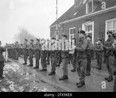 Soldati britannici che marciavano da Osnabruck al gancio d'Olanda, all'attraversamento della linea gli uomini furono dati una torta di curry lunga 1.5 metri, alla quale, 29 gennaio 1964, MANSCAPES, MILITARE, pane di curry, Paesi Bassi, foto agenzia stampa del XX secolo, notizie da ricordare, documentario, fotografia storica 1945-1990, storie visive, Storia umana del XX secolo, che cattura momenti nel tempo Foto Stock