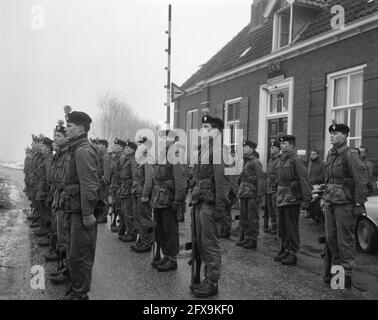 Soldati britannici che marciavano da Osnabruck al gancio d'Olanda, all'attraversamento della linea gli uomini furono dati una torta di curry lunga 1.5 metri, alla quale, 29 gennaio 1964, MANSCAPES, MILITARE, pane di curry, Paesi Bassi, foto agenzia stampa del XX secolo, notizie da ricordare, documentario, fotografia storica 1945-1990, storie visive, Storia umana del XX secolo, che cattura momenti nel tempo Foto Stock