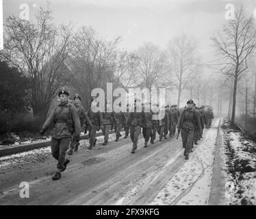 Soldati britannici che marciavano da Osnabruck al gancio d'Olanda, all'attraversamento della linea gli uomini furono dati una torta di curry lunga 1.5 metri, alla quale, 29 gennaio 1964, MANSCAPES, MILITARE, pane di curry, Paesi Bassi, foto agenzia stampa del XX secolo, notizie da ricordare, documentario, fotografia storica 1945-1990, storie visive, Storia umana del XX secolo, che cattura momenti nel tempo Foto Stock