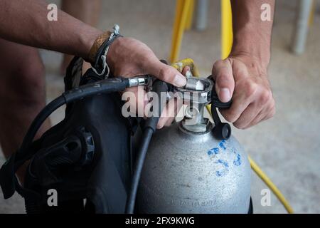 Controllo subacqueo sulla vasca prima dell'immersione Foto Stock