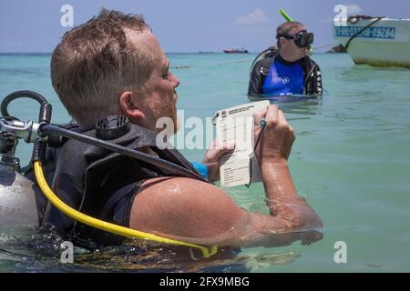 Panglao, Filippine - 29 aprile 2021: Subacqueo in acque confinate insegnare, studiare, valutare le competenze Foto Stock