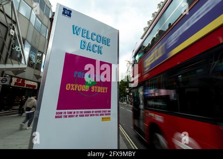 Londra, Regno Unito. 26 maggio 2021. Un autobus a due piani supera il cartello Welcome Back (Bentornato) di Oxford Street, mentre i rivenditori sperano che l'allentamento del blocco comporti un aumento delle vendite dei negozi come prova della domanda di clienti. Credit: Stephen Chung / Alamy Live News Foto Stock