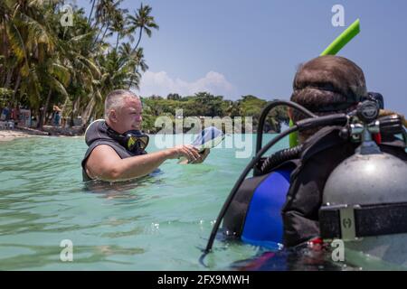 Panglao, Filippine - 29 aprile 2021: Subacqueo in acque confinate insegnare, studiare, valutare le competenze Foto Stock