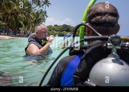 Panglao, Filippine - 29 aprile 2021: Subacqueo in acque confinate insegnare, studiare, valutare le competenze Foto Stock