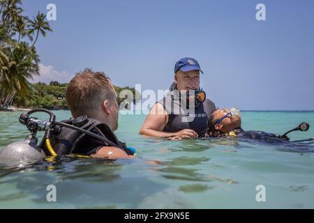 Panglao, Filippine - 29 aprile 2021: Subacqueo, istruttore in acque confinate insegnamento, studio, valutazione delle competenze, abilità di salvataggio Foto Stock