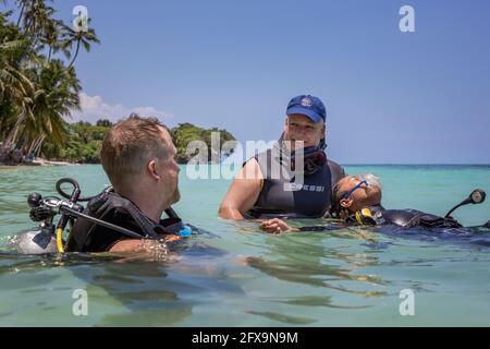 Panglao, Filippine - 29 aprile 2021: Subacqueo, istruttore in acque confinate insegnamento, studio, valutazione delle competenze, abilità di salvataggio Foto Stock