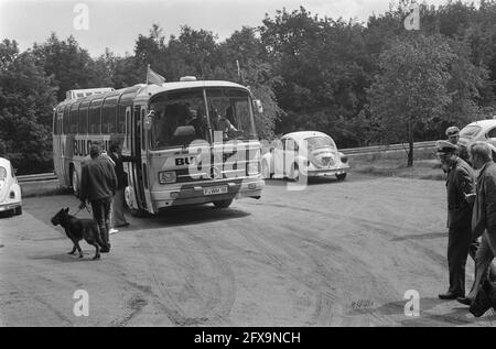 Nazionale bulgara a Kamen per la Coppa del mondo 74; giocatori bordo bus con guardie, 13 giugno 1974, guardie, squadre, Sport, calcio, Paesi Bassi, foto agenzia stampa del XX secolo, notizie da ricordare, documentario, fotografia storica 1945-1990, storie visive, Storia umana del XX secolo, che cattura momenti nel tempo Foto Stock