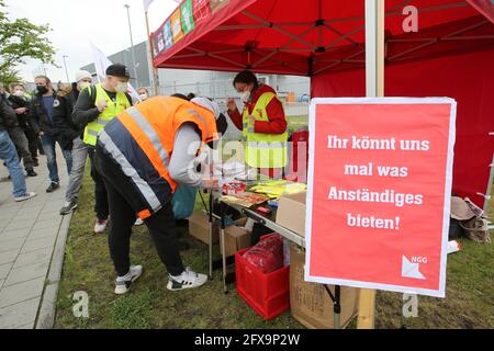 Amburgo, Germania. 26 Maggio 2021. Gli scioperi firmano le liste durante uno sciopero di avvertimento davanti ad una fabbrica di birra Carlsberg Deutschland ad Amburgo-Hausbruch. Nella disputa salariale dei birrifici della Germania settentrionale, l'Unione NGG ha invitato i dipendenti di Brema, Amburgo, Flensburg e Lübz a fare attacchi di allarme. L'azione industriale doveva iniziare a mezzogiorno di mercoledì con il ritardo e le ultime 24 ore. Credit: Bodo Marks/dpa/Alamy Live News Foto Stock