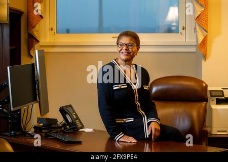 Rappresentante Karen Bass in un ufficio di leadership della Casa al terzo piano nel Campidoglio degli Stati Uniti il 30 luglio 2020 a Washington DC Foto Stock