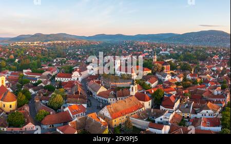 Szentendre, Ungheria la città delle arti dalla vista degli uccelli. Paesaggio urbano aereo. Foto Stock