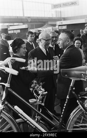 Il Sindaco Samkalden ha aperto la mostra su due ruote alla RAI, 26 febbraio 1968, Sindaci, biciclette, Mostre, Paesi Bassi, foto agenzia stampa del XX secolo, notizie da ricordare, documentario, fotografia storica 1945-1990, storie visive, Storia umana del XX secolo, che cattura momenti nel tempo Foto Stock