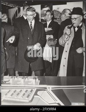 Il sindaco Thomassen ha visitato la mostra City in Motion. Egli segnala al Prof. Oud (a destra) alcuni punti di riferimento nella maquette di Brienenoord, 18 maggio 1965, architetti, sindaci, machette, Mostre, ricostruzione, Paesi Bassi, foto agenzia stampa del XX secolo, notizie da ricordare, documentario, fotografia storica 1945-1990, storie visive, Storia umana del XX secolo, che cattura momenti nel tempo Foto Stock