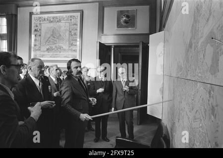 Il sindaco Van der Louw (PvdA) riceve il primo ministro Jaroszewicz nel municipio di Rotterdam, il 15 marzo 1977, sindaci, primi ministri, Ricevimenti, municipio, Paesi Bassi, foto agenzia stampa del XX secolo, notizie da ricordare, documentario, fotografia storica 1945-1990, storie visive, Storia umana del XX secolo, che cattura momenti nel tempo Foto Stock