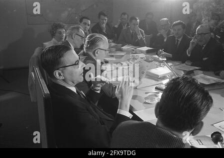 Il sindaco Van Hall tiene una conferenza stampa sulla costruzione del tunnel IJ presso il municipio, il sindaco Van Hall durante la conferenza stampa, 12 gennaio 1961, STADHUIZEN, sindaci, Conferenze stampa, costruzione di gallerie, Paesi Bassi, foto dell'agenzia stampa del XX secolo, notizie da ricordare, documentario, fotografia storica 1945-1990, storie visive, Storia umana del XX secolo, che cattura momenti nel tempo Foto Stock