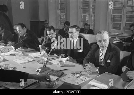 Il sindaco Van Hall tiene una conferenza stampa sulla costruzione del tunnel IJ presso il municipio, il sindaco Van Hall durante la conferenza stampa, il 12 gennaio 1961, I MUNICIPIO, i sindaci, Conferenze stampa, costruzione di gallerie, Paesi Bassi, foto dell'agenzia stampa del XX secolo, notizie da ricordare, documentario, fotografia storica 1945-1990, storie visive, Storia umana del XX secolo, che cattura momenti nel tempo Foto Stock