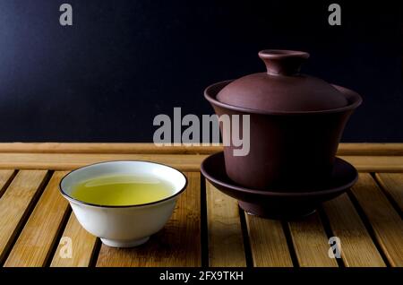 Gaiwan per la cerimonia del tè cinese e una tazza di tè Foto Stock