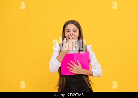 lettore di bambini intellettuali. letteratura educativa. bambino di libreria in scuola di grammatica. teen assonnato Foto Stock