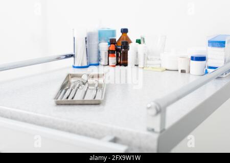 medicine e pulire gli attrezzi dentali in metallo in vassoio su medico tabella Foto Stock