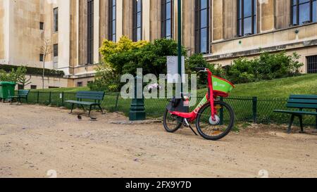 Parigi, Francia. Dicembre 30. 2020. Stazione di noleggio Jump Lime. ROW bicicletta elettrica assistita, alternativa ecologica contro l'inquinamento. Trasporto urbano. Foto Stock