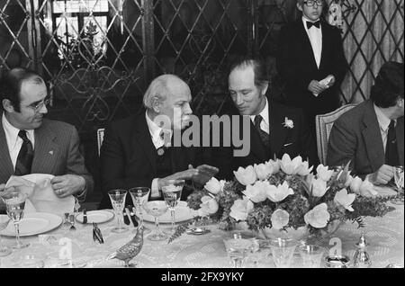 Il primo ministro canadese Trudeau offre un pranzo governativo alla residenza ufficiale ambasciatore canadese; Den Uyl (l) e Trudeau a tavola, 28 febbraio 1975, residenze ufficiali, pranzi, Tabelle, Paesi Bassi, foto agenzia stampa del XX secolo, notizie da ricordare, documentario, fotografia storica 1945-1990, storie visive, Storia umana del XX secolo, che cattura momenti nel tempo Foto Stock