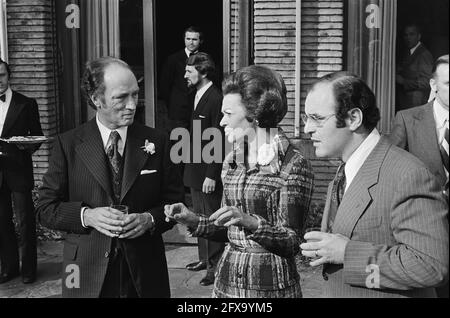 Il primo ministro canadese Trudeau offre un pranzo governativo presso la residenza ufficiale ambasciatore canadese; Trudeau e la moglie di fronte alla residenza ufficiale, 28 febbraio 1975, REALGENOTES, residenze ufficiali, I Paesi Bassi, foto agenzia stampa del XX secolo, notizie da ricordare, documentario, fotografia storica 1945-1990, storie visive, Storia umana del XX secolo, che cattura momenti nel tempo Foto Stock