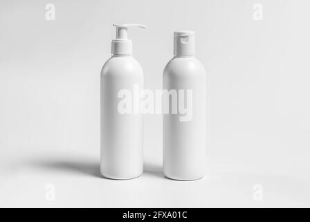 Pacchetto di bottiglie cosmetiche ad alta risoluzione rendering 3d mokup isolato adatto al tuo elemento di progettazione. Foto Stock