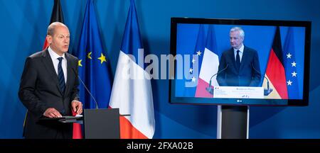 Berlino, Germania. 26 Maggio 2021. OLAF Scholz (l, SPD), ministro federale delle finanze, e Bruno le Maire, ministro francese delle finanze, intervenendo a una conferenza stampa congiunta presso il ministero federale delle finanze. Credit: Bernd von Jutrczenka/dpa Pool/dpa/Alamy Live News Foto Stock