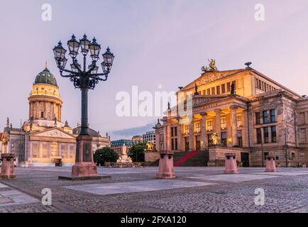Vista serale di piazza Gendarmenmarkt a Berlino, Germania Foto Stock