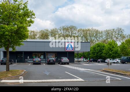 ALDI Front Store facciata del negozio con logo signage a Fleche, Francia 20.5.2021 ALDI è famoso marchio per Foto Stock