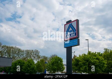 ALDI Logo Visualizza sul Front Store facciata del french Shop con insegne a Fleche, Francia 20.5.2021 ALDI è famoso per il marchio Foto Stock