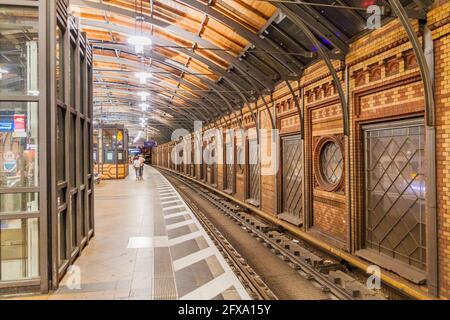 BERLINO, GERMANIA - 30 LUGLIO 2017: Vista della stazione ferroviaria di Berlino di transito rapido della S-Bahn Hackescher Markt. Foto Stock