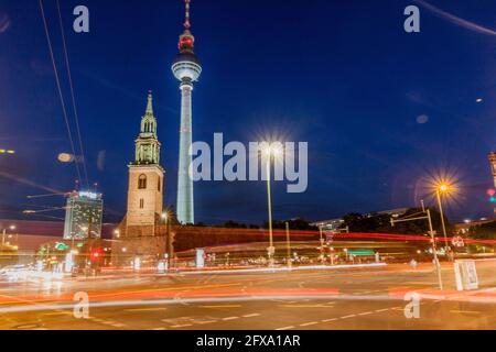 BERLINO, GERMANIA - 9 AGOSTO 2017: Vista serale della chiesa di Marienkirche Santa Maria e della torre della televisione di Fernsehturm con la luce del traffico. Foto Stock